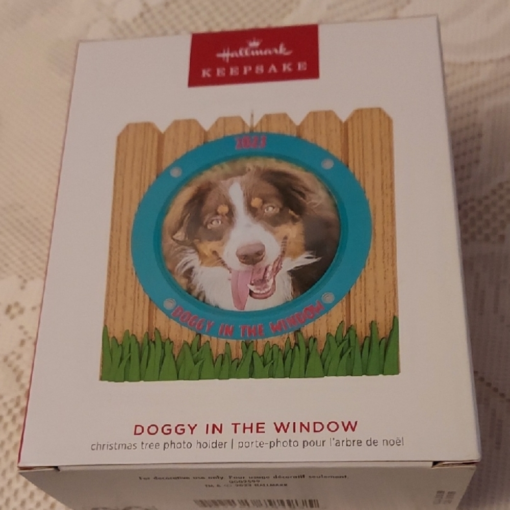 Nwt NEW IN BOX Hallmark Keepsake Doggy in the Window Ornament